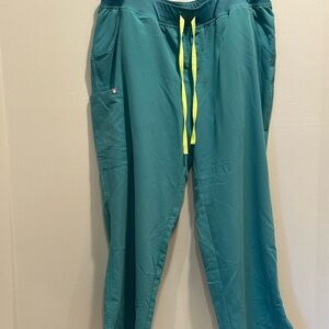 FIGS Kade Cargo Scrub Pants in size 3X petite
